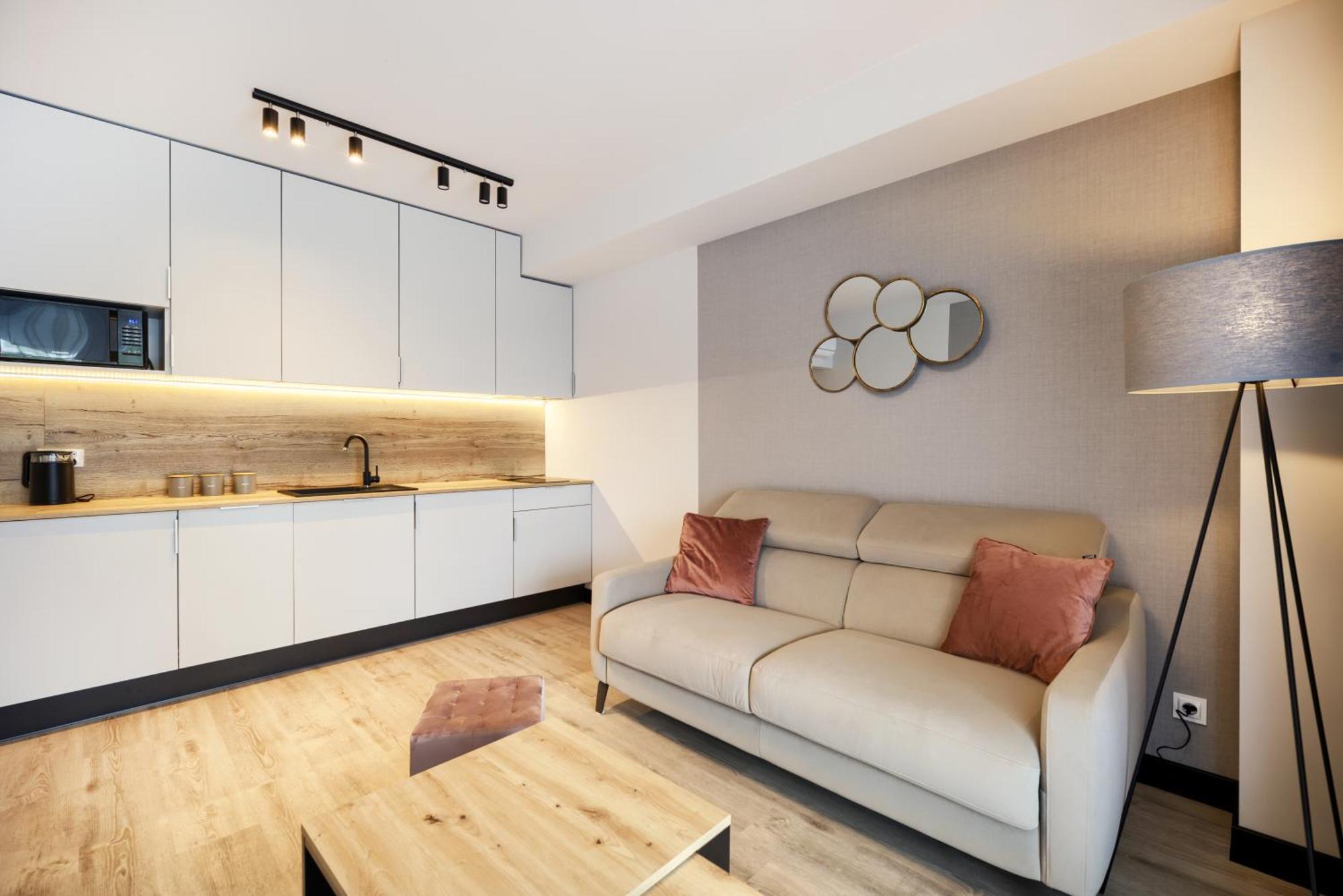 Апартаменти Aboutartapartments - Otynska 4 *
