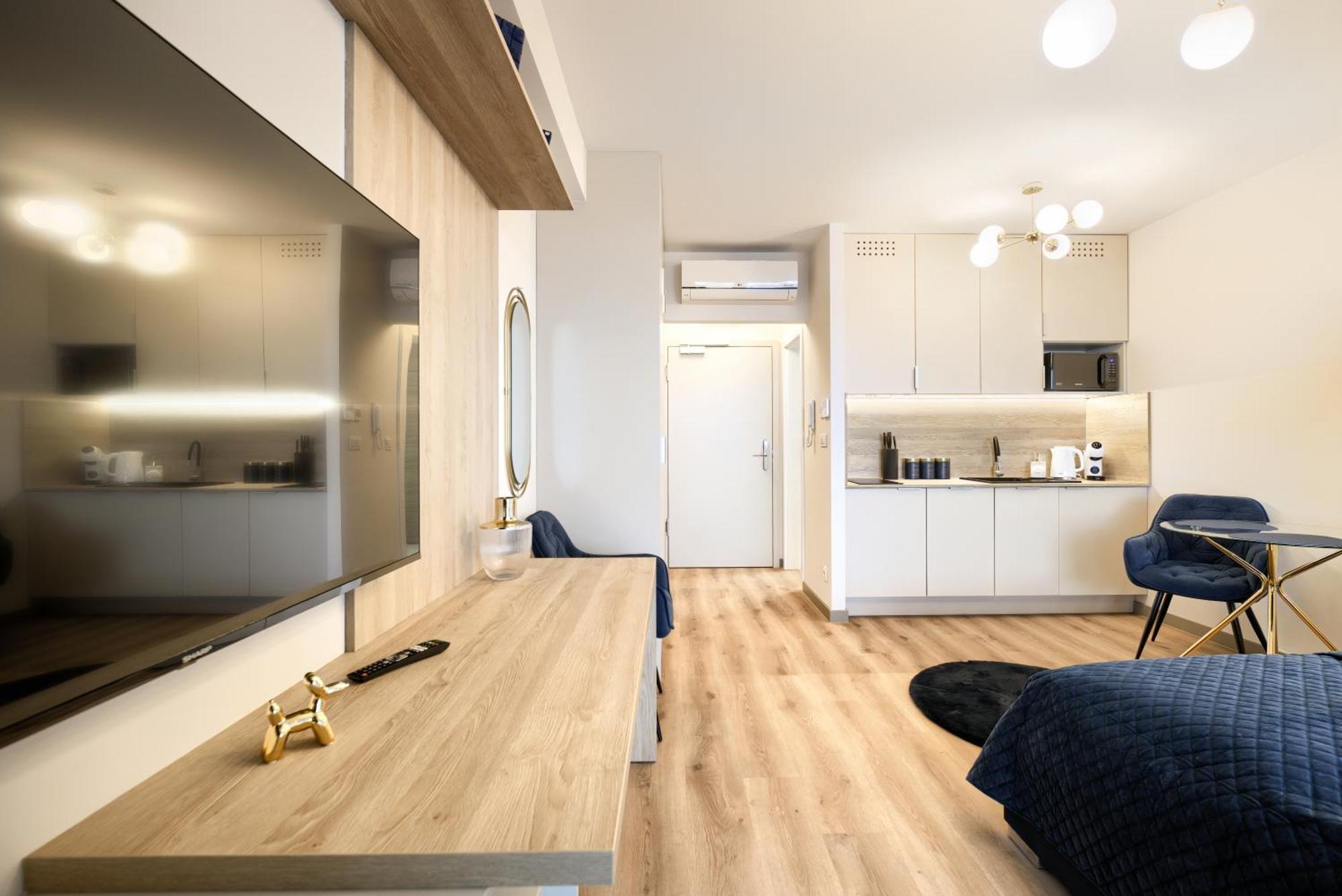 Апартаменти Aboutartapartments - Otynska 4 *
